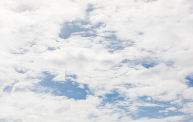 Obraz premium Blue sky covered with white clouds.