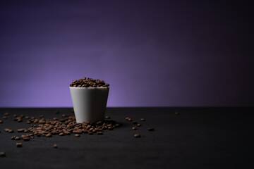 カップに入ったコーヒー豆,紫背景