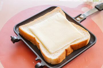 ホットサンド作り　チーズを挟む