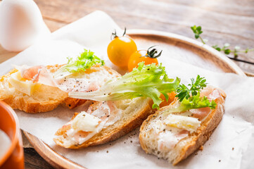 バゲットにのせた熟成パンチェッタ