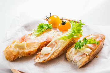 バゲットにのせた熟成パンチェッタ