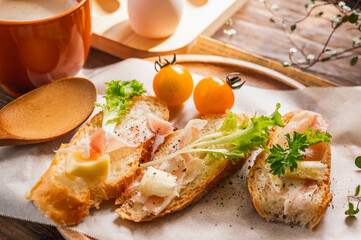 バゲットにのせた熟成パンチェッタ