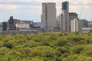 Obraz premium Frühling in Berlin; Blick von der Siegessäule zur City-West
