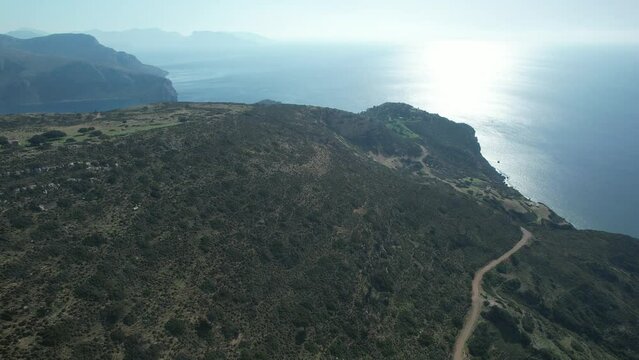 Vol de drone au-dessus de falaises m&eacute;diterran&eacute;ennes en Gr&egrave;ce