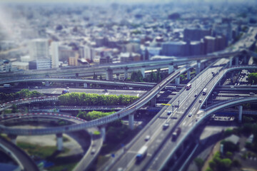 大阪の高速道路と都市風景