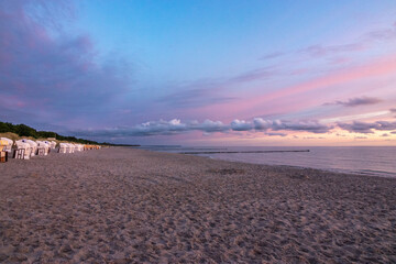 Sonnenaufgang am Strand mit intensiven Farben.