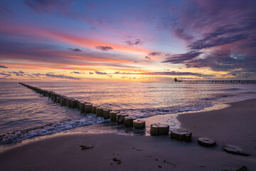 Sonnenaufgang am Strand mit intensiven Farben.