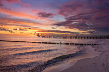 Sonnenaufgang am Strand mit intensiven Farben.