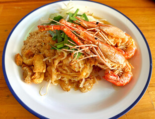 fried shrimp with Thai noodle