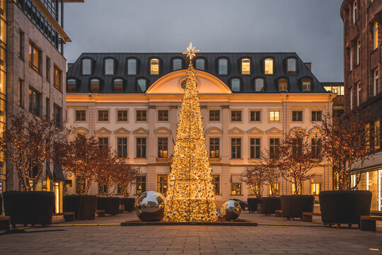 Germany, Hamburg, Christmas tree glowing on Alsterfleet square at dusk