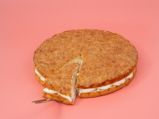 Bee sting cake, light cake with cream filling, with crispy almonds.