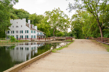 Fototapeta na wymiar Great Falls Tavern Visitors Center along the C&O Canal
