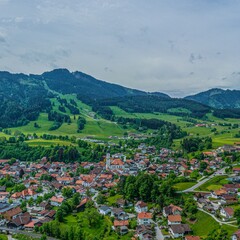 Obraz premium Der Urlaubsort Nesselwang im Ostallgäu aus der Luft 