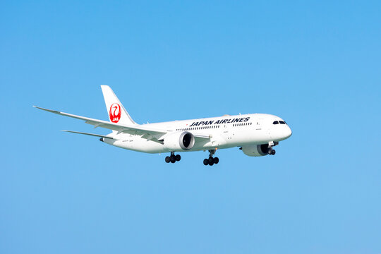 Japan Airlines JAL Boeing 787 Dreamliner Descending into Honolulu