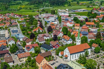 Der idyllisch gelegene Urlaubsort Weiler im Westallgäu im Luftbild  © ARochau