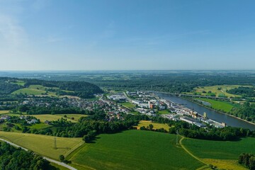 Fototapeta na wymiar Donau-Region rund um Deggendorf - Ausblick Richtung Deggenau und Isar-Mündung 