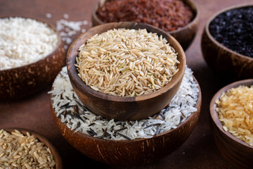 primo piano riso integrale grezzo