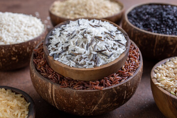 primo piano riso bianco e selvatico grezzo