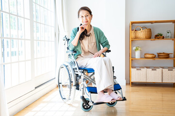 車椅子に座った日本人女性