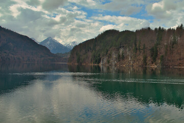 Widok na piękne alpejskie jezioro Alpsee