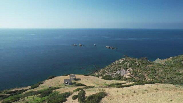 Des petits ilots en pleine mer  sur une ile grecque
