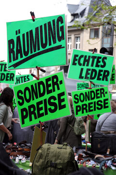 r&auml;umungsverkauf auf dem tr&ouml;delmarkt