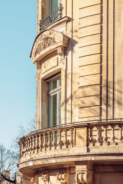 Façade d'immeuble haussmannien à Paris, cintrée avec balcon
