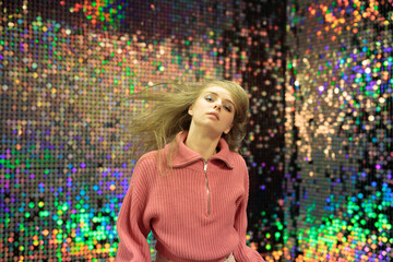 Frau in Pink wunderschön Geschminkt ukrainerin Blaue Augen Rosa Lippen Blondes Haar Poledancerin...