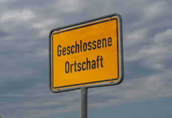 Ortseingangsschild in Deutschland mit der Beschriftung 'Geschlossene Ortschaft'.