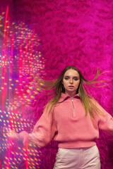 Frau in Pink wunderschön Geschminkt ukrainerin Blaue Augen Rosa Lippen Blondes Haar Poledancerin...