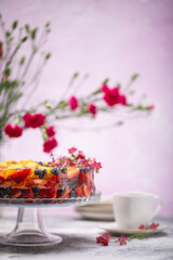 Sernik jagodowy na zimno z galaretką przezroczystą i owocami lata