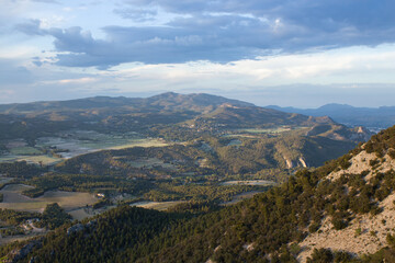 Fototapeta na wymiar Paisaje con nubes de la Sierra de Mariola desde el parque Natural de la Fuente Roja en Alcoy, España