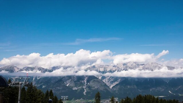 Zeitraffer von Wolken mit Alpen in Hall in Tirol Österreich