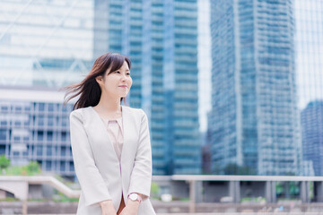 外回りをするビジネスウーマン