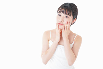 肌のケアをする若い女性