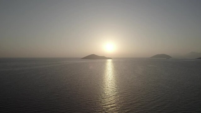 Drone vol au dessus d'un ilot sur la baie de Gr&egrave;ce dans le lever de soleil