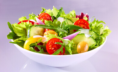 Gemischter Salat mit Tomaten Gurken und Oliven