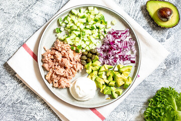 Step 7. Step-by-step preparation of a sandwich with tuna, avocado, cucumber and onion