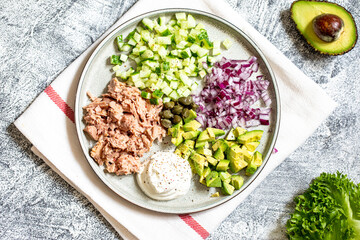 Step 8. Step-by-step preparation of a sandwich with tuna, avocado, cucumber and onion