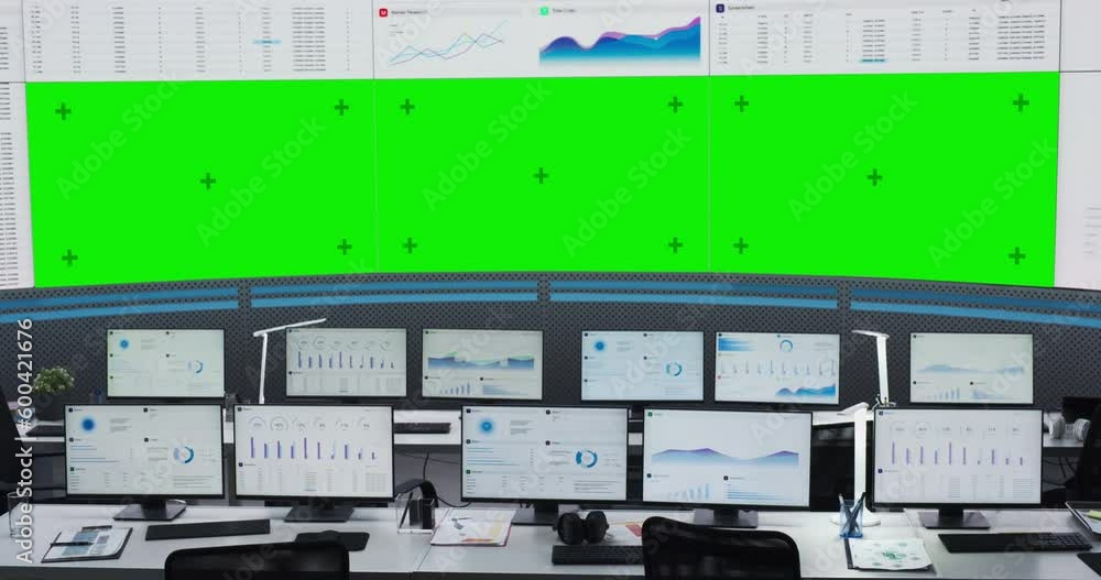 Leinwandbilder Empty Monitoring Office With Green Screen Chromakey On Big Digital Screen. Desktop Computer Monitors Of Employees Showing Graphs And Charts. Mockup Template Of Successful Financial Analytics Company.