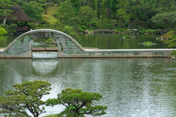 Fototapeta na wymiar 広島 縮景園のシンボルである美しいデザインの跨虹橋