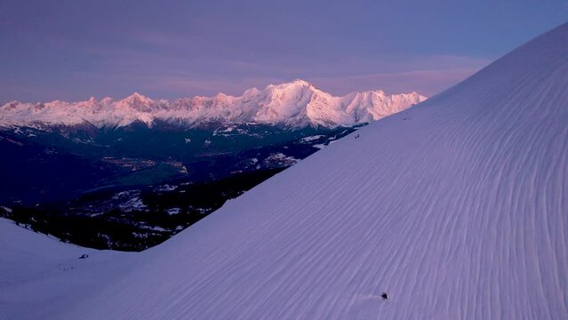Vue a&eacute;rienne par drone dans le Massif des Aravis face au Mont Blanc au coucher du soleil, Combloux, Rh&ocirc;ne Alpes, France