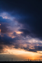 夜明けに広がる雲の隙間から、朝日に透けて浮かび上がる積雲