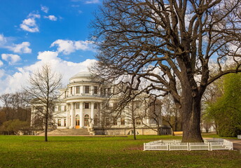 Obraz premium Spring landscape of the parks of St. Petersburg. Landmark of the city.