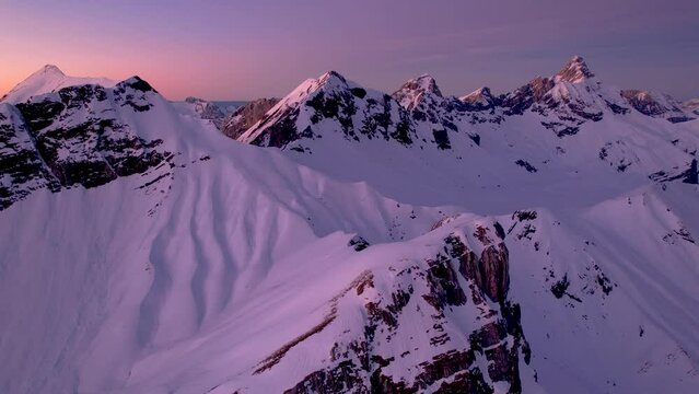 Vue a&eacute;rienne par drone dans le Massif des Aravis au couleur du coucher du soleil, Combloux, Rh&ocirc;ne Alpes, France