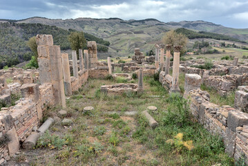 Fototapeta na wymiar ANCIENT ROMAN AND EARLY CHRISTIAN RUINS IN THE ARCHEOLOGICAL SITE OF DJEMILA IN ALGERIA