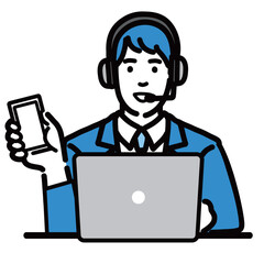 ラップトップの前に座ってスマホを持って笑顔で説明をしているオペレーターの若い男性
