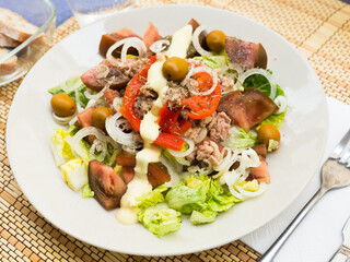 mediterranean vegetable salad with tuna