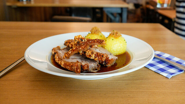 Schweinebraten mit Kruste und Kartoffelkn&ouml;del
