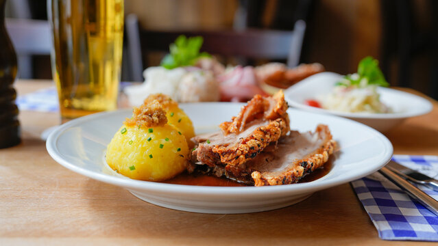 Schweinebraten mit Kruste und Kartoffelkn&ouml;del